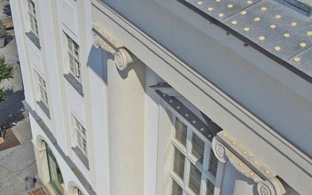 Bird proofing on the leading edge of a public building 